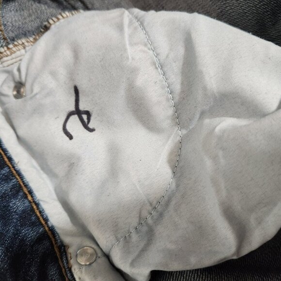 The Levis Boyfriend Jeans in women's size 31 are a stylish and comfortable choic - Picture 11 of 12